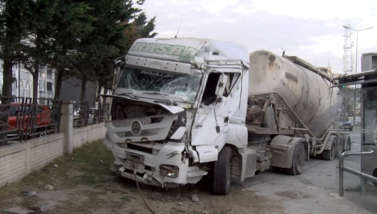 İstanbul’da çimento yüklü kamyon, minibüs ve otobüse çarptı: 4 yaralı İstanbul’da çimento yüklü kamyon, minibüs ve otobüse çarptı: 4 yaralı
