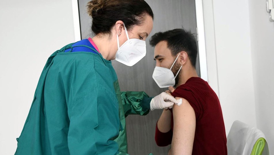 Uzmanından �Corona virüs aşısı öncesi ve sonrası 6 saat uyuyun� önerisi