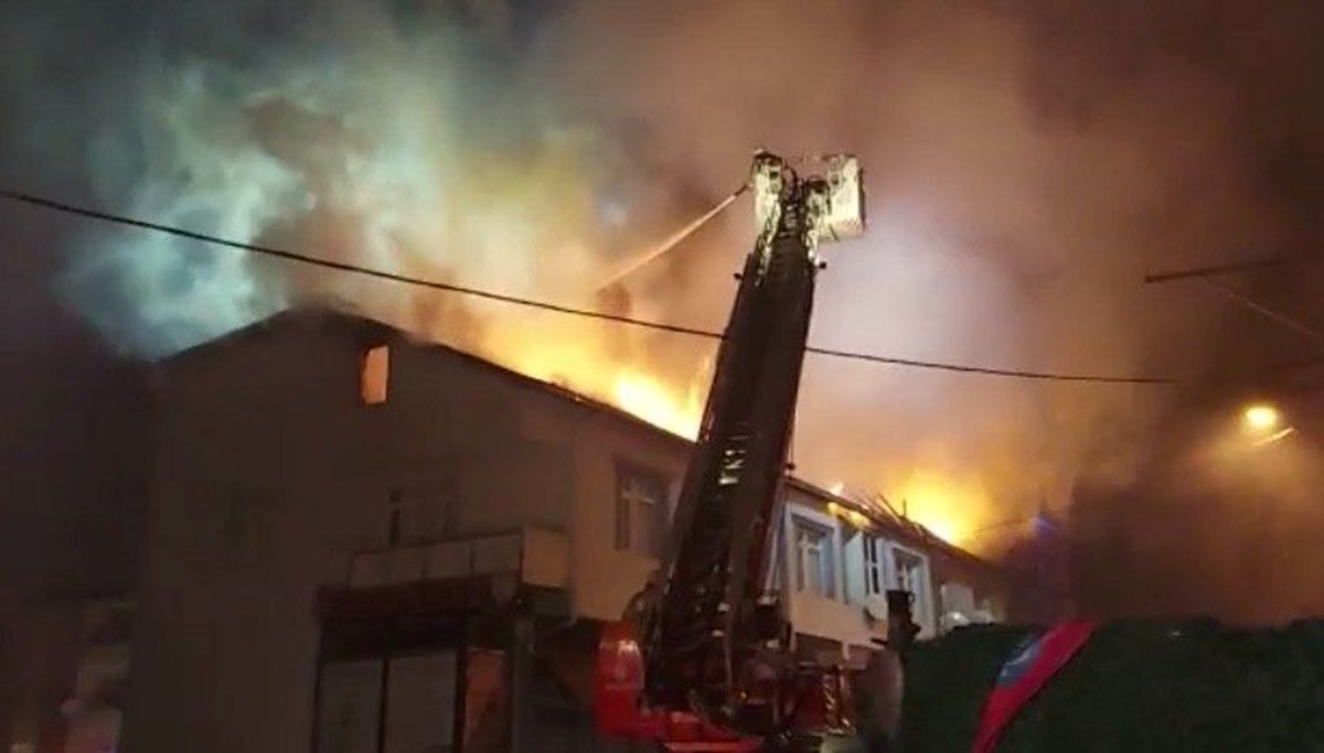 Sultanbeyli’de 3 katlı binadaki yangın yandaki 2 binaya sıçradı