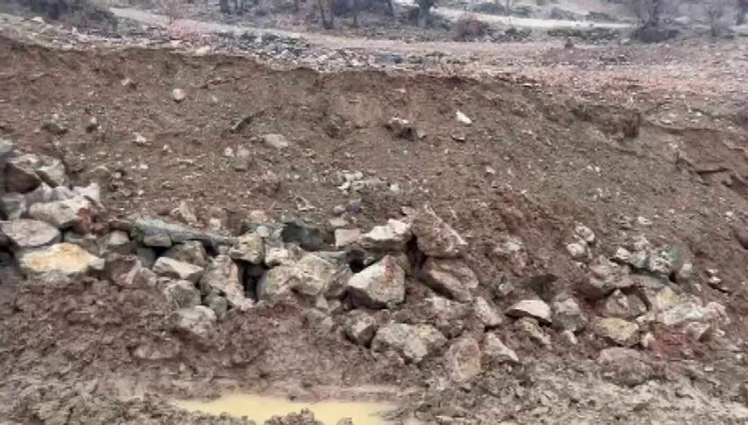 Elazığ’da sağanak nedeni ile istinat duvarı yıkıldı