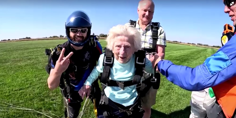 104 yaşındaki kadın skydive (hava dalışı) yapan en yaşlı kişi oldu - 5