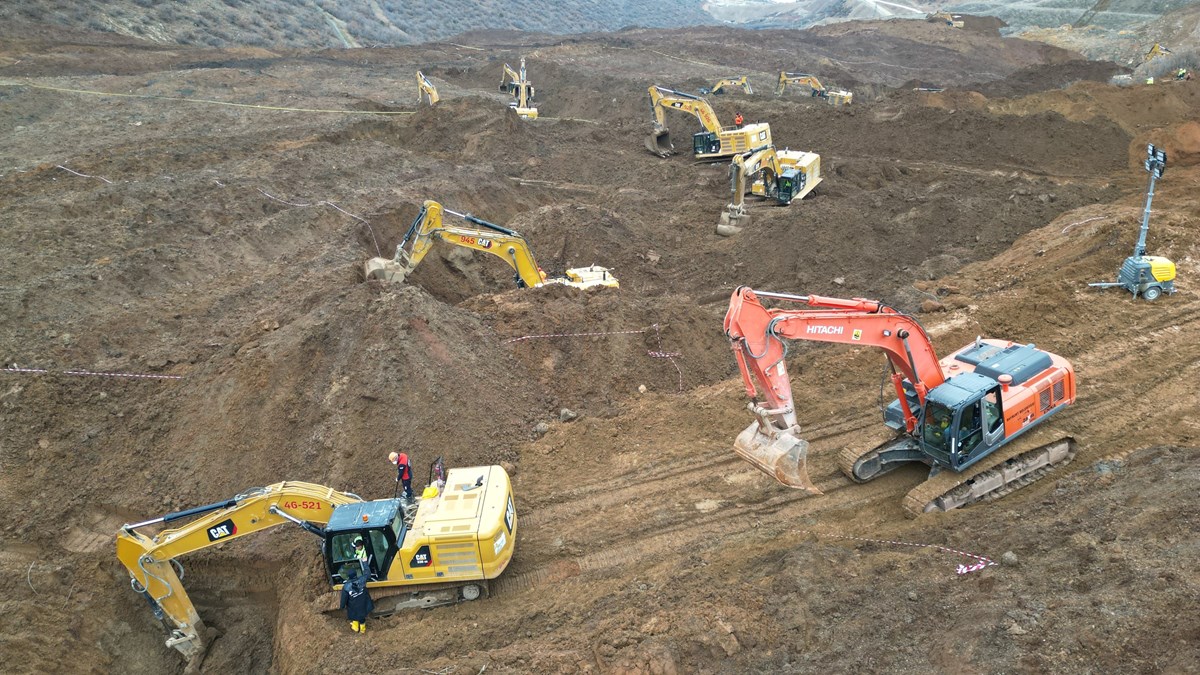 Kayıp 3 işçinin bulunduğu manganez ocağı tarafında kamyona ait parçalar bulundu.