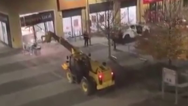 İş makinesi ile ATM çaldılar