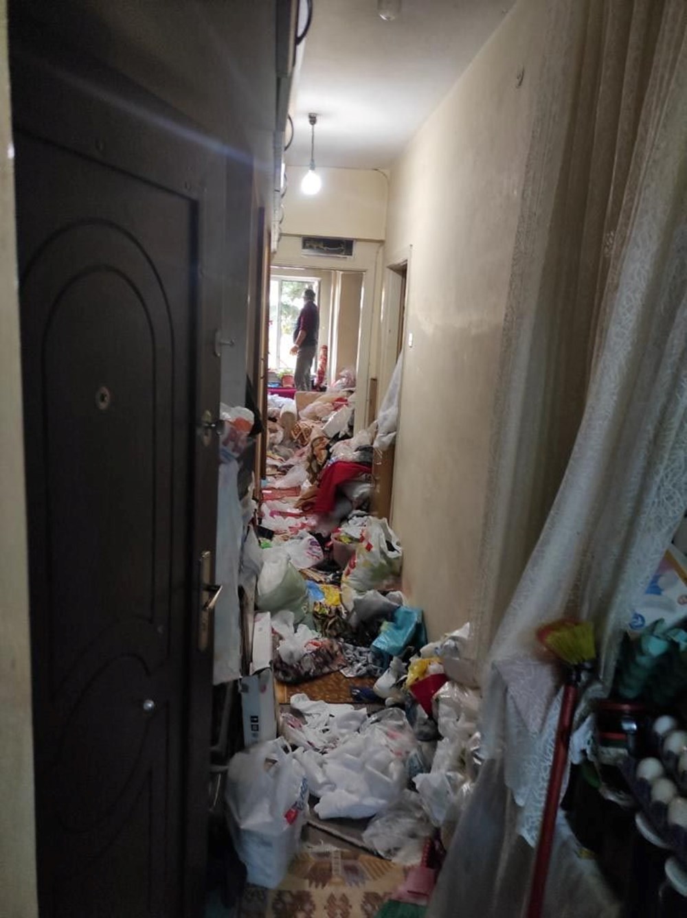 Anne ile oğlunun yaşadığı evden 45 ton çöp çıktı - 4