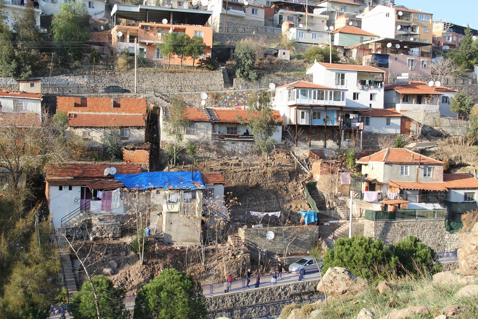 İzmir'de heyelan paniği: Bazı evler zarar gördü - 2
