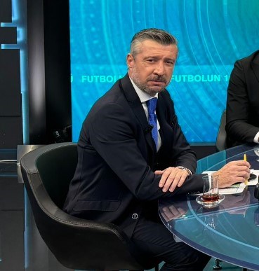 Orta saha mevkiinde görev alan Türk eski millî futbolcu ve futbol yorumcusu.