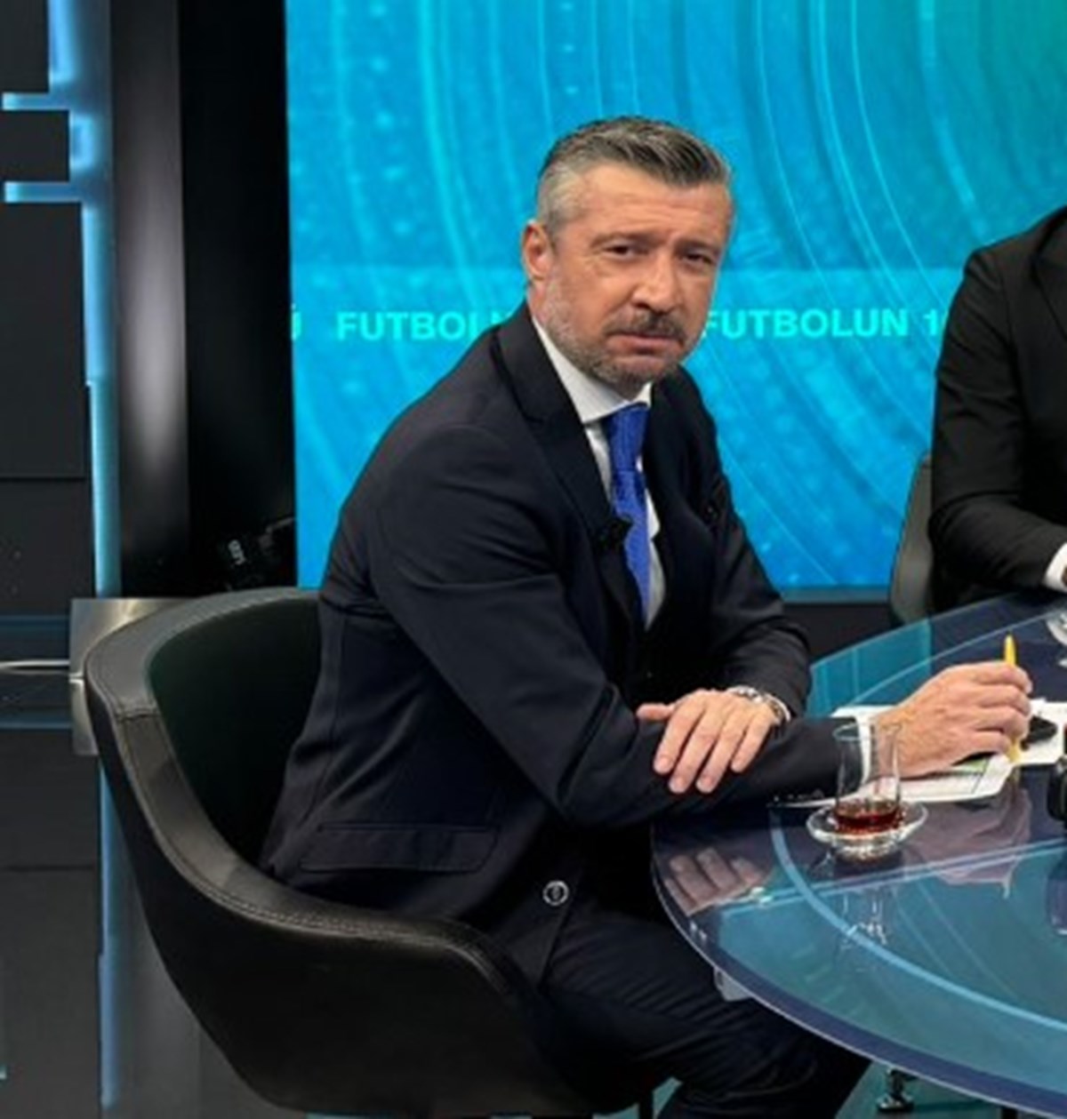 Orta saha mevkiinde görev alan Türk eski millî futbolcu ve futbol yorumcusu. Orta saha mevkiinde görev alan Türk eski millî futbolcu ve futbol yorumcusu.