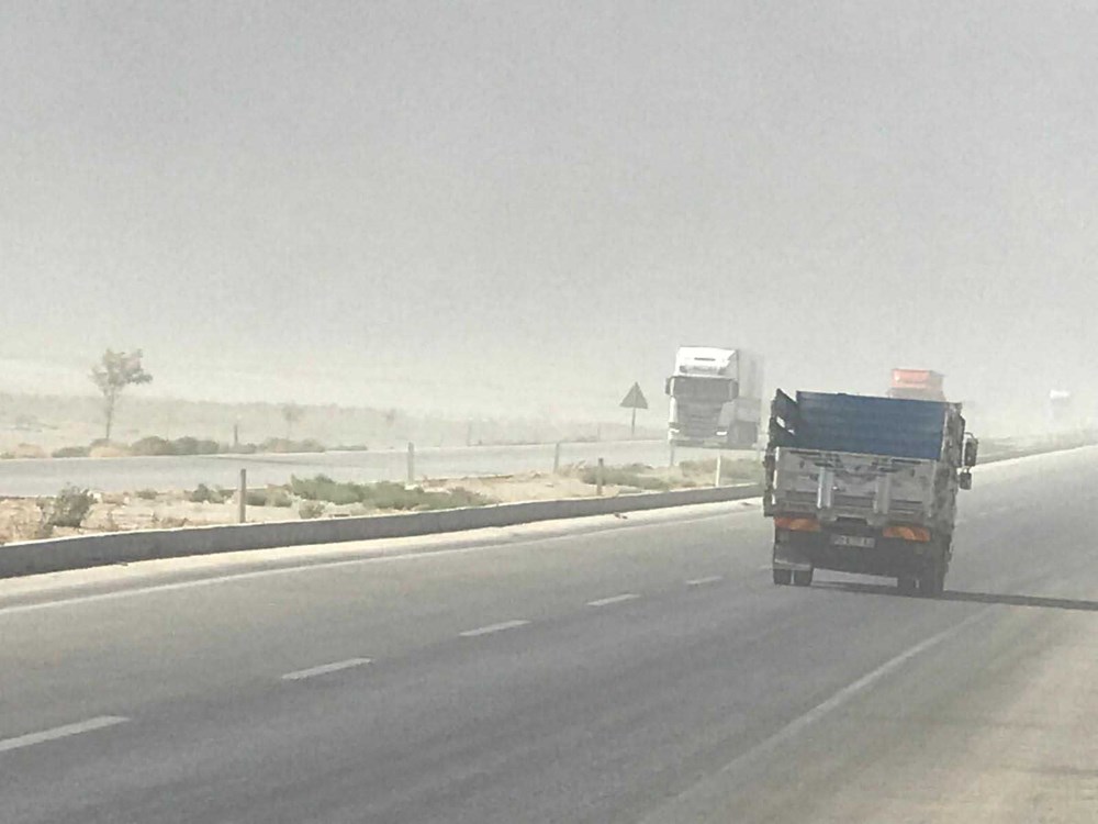 Konya'da kum fırtınası: Görüş mesafesi 20 metreye düştü - 1
