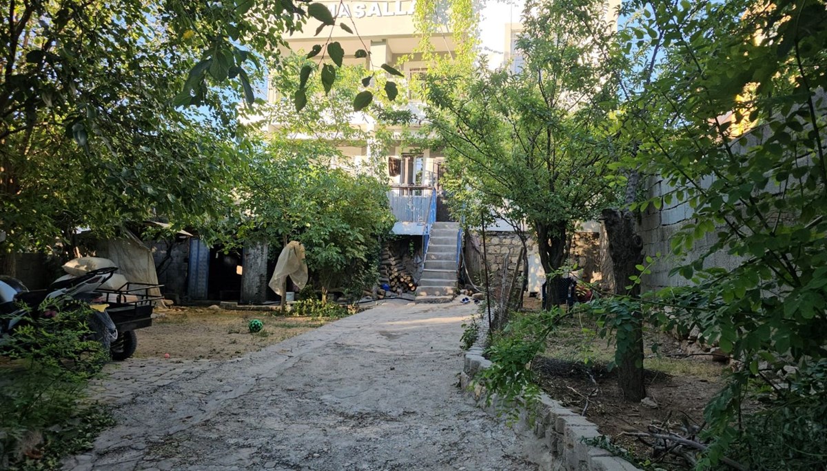 Uyuyan çocuklarını ve kendisini bıçakla yaraladı