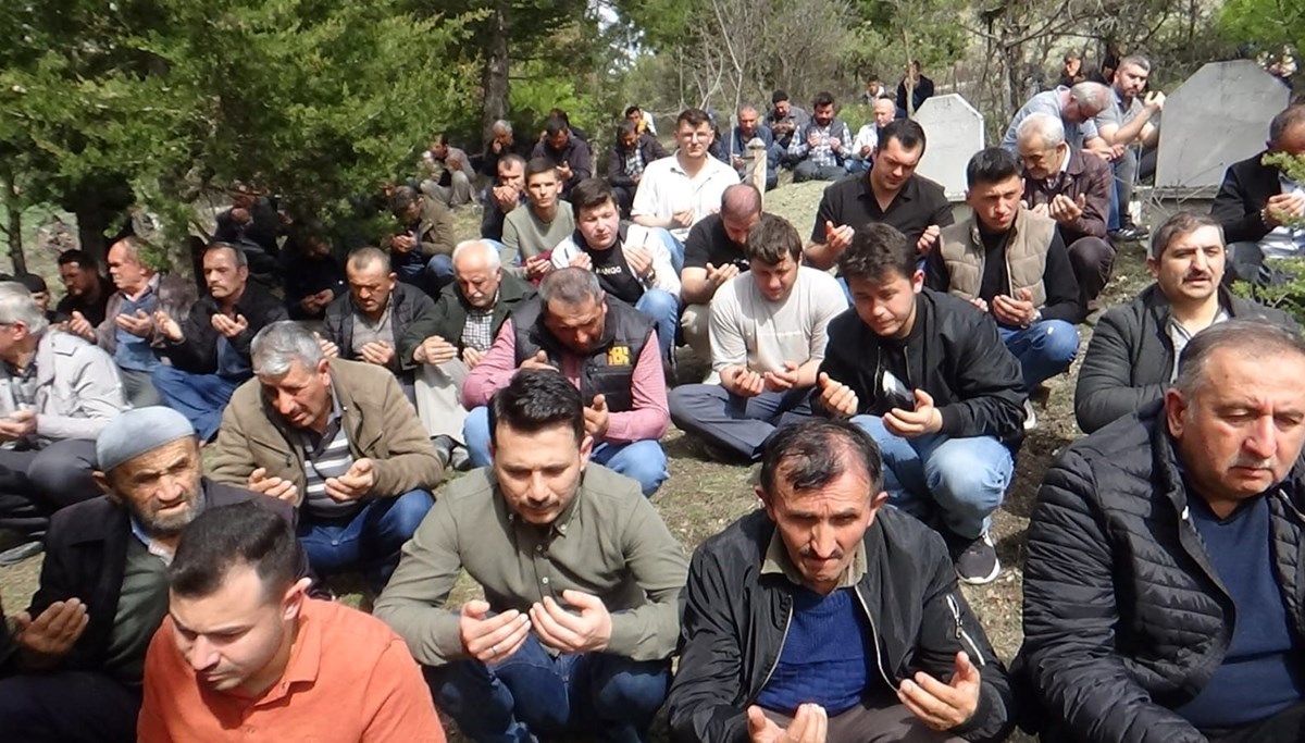 Bir köy onu çok sevdi şimdi gözyaşlarıyla uğurluyor Bir köy onu çok sevdi şimdi gözyaşlarıyla uğurluyor