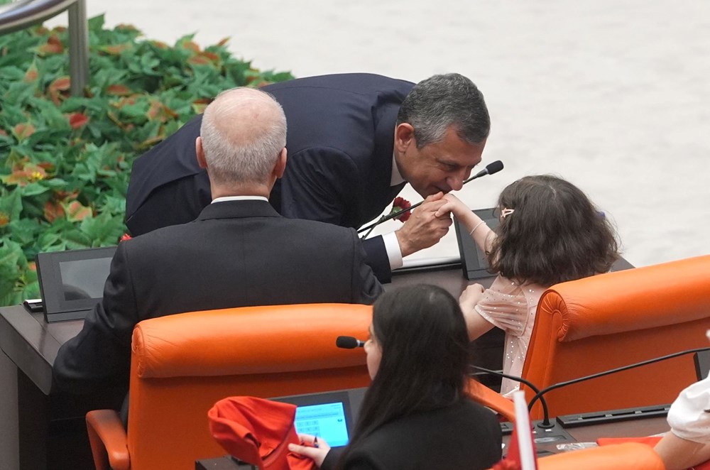 Meclis'te renkli imajlar: Numan Kurtulmuş koltuğunu devretti 79 JduQutQq8karpMZeWbdjUA