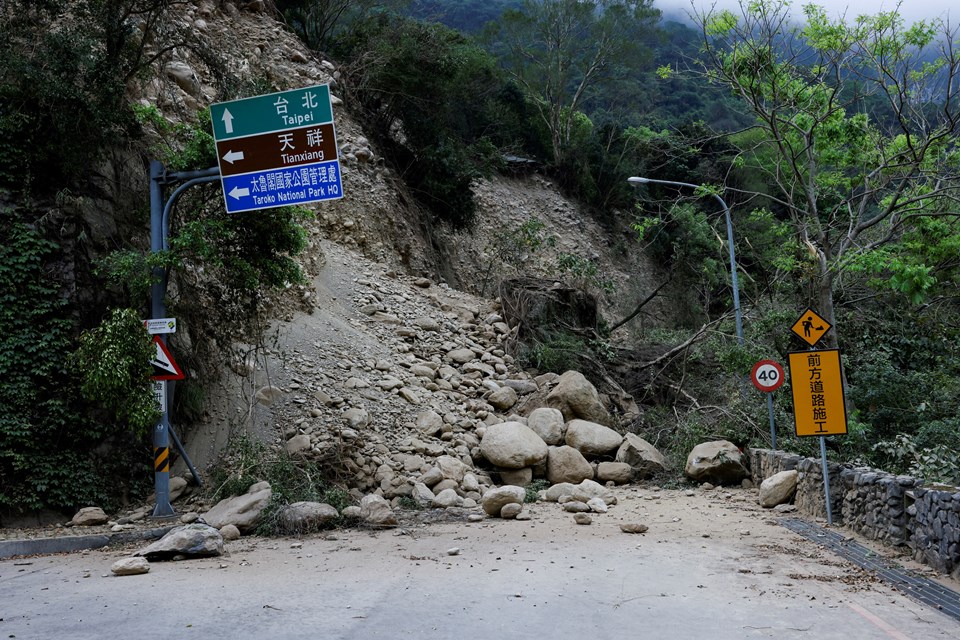 Tayvan depreminde mahsur kalanlar kurtarılmayı bekliyor - 1