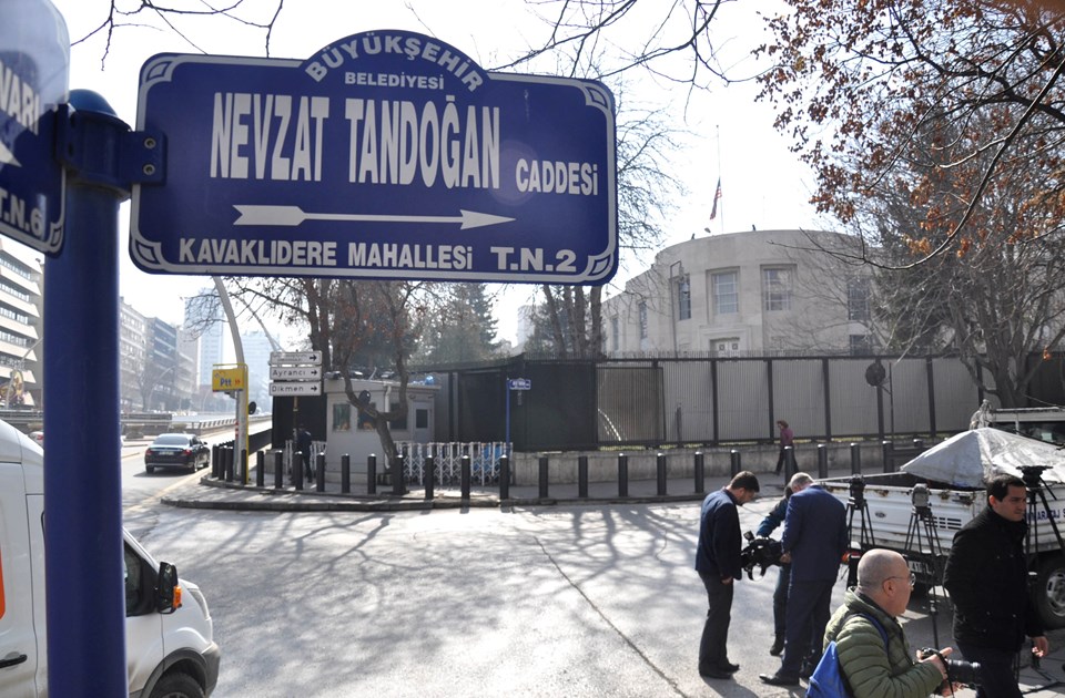 ABD Büyükelçiliği önündeki caddeye 'Zeytin Dalı' tabelası asıldı - 2