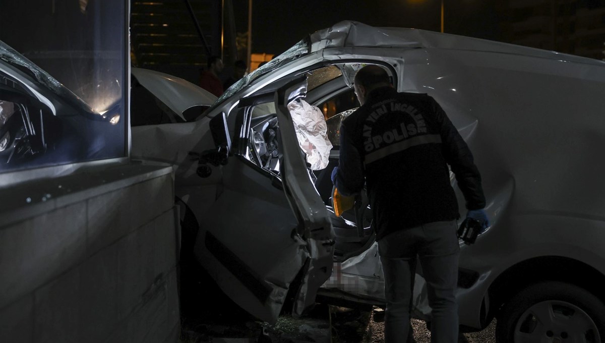 Ankara'da feci kaza | Üst geçidin ayağına çarpan araçtaki 2 kişi öldü