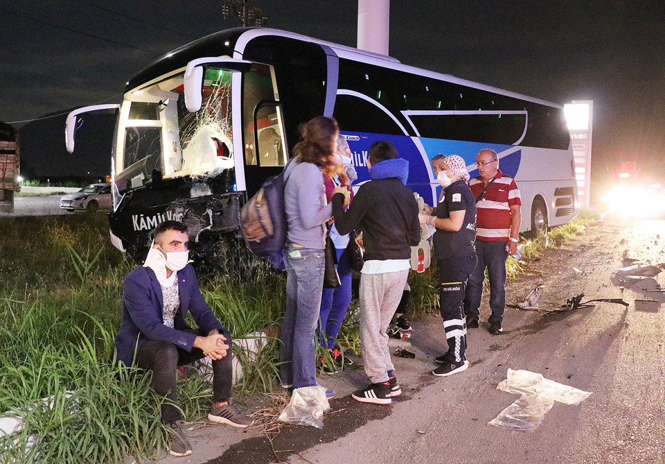 Manisa'da otobüs ile otomobil çarpıştı: 2 ölü, 2 yaralı - 1
