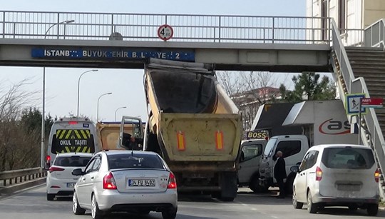 Damperi açık kamyon üstgeçide takıldı