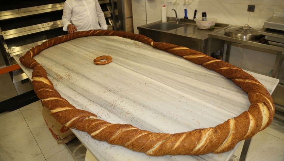 6 metre çapındaki simit ilgi gördü