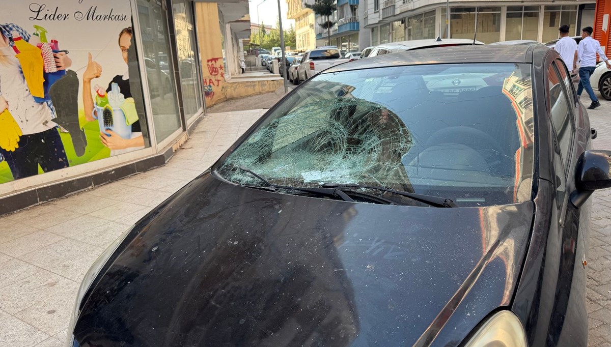 Beşinci kattan otomobilin üzerine düştü
