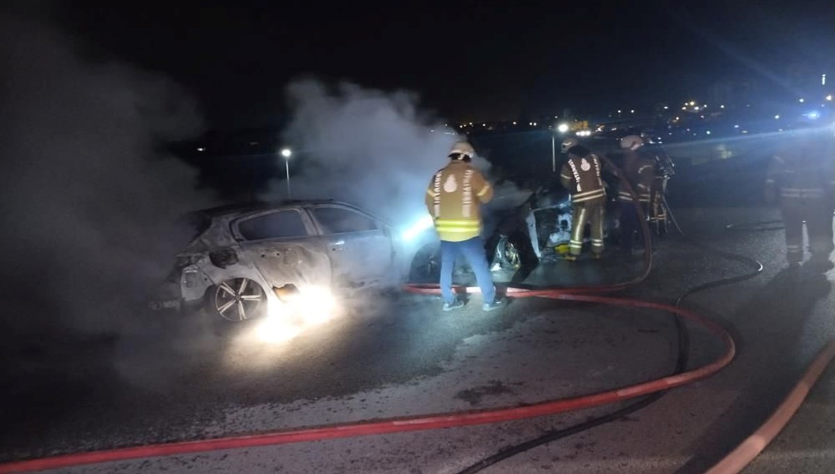 İstanbul’da ters yönde giden otomobil taksiyle kafa kafa çarpıştı İstanbul’da ters yönde giden otomobil taksiyle kafa kafa çarpıştı