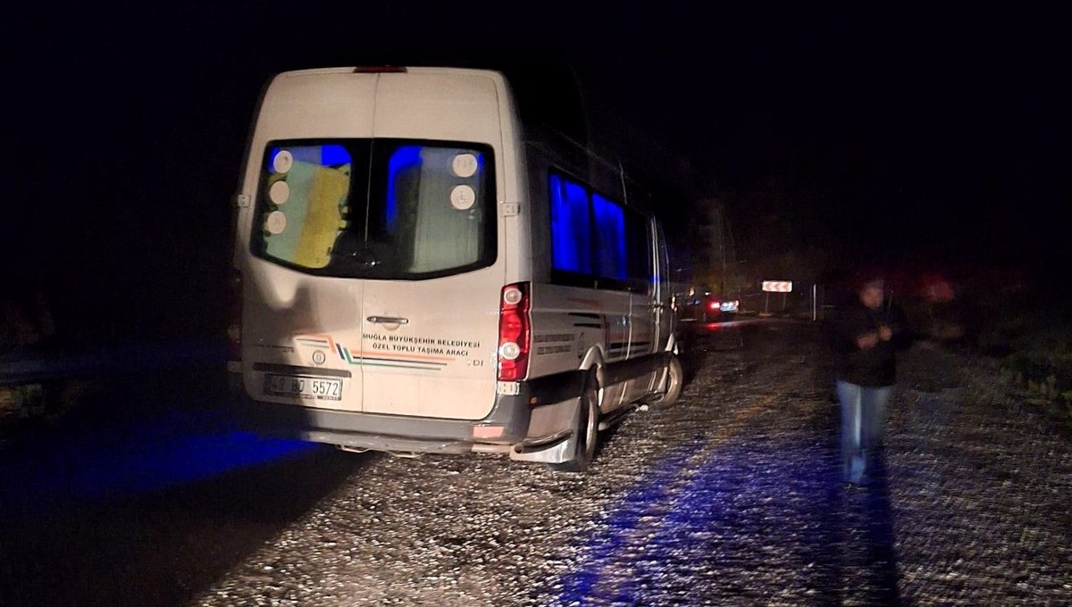 Marmaris'tetoprak kayması: Araçlar yolda kaldı Marmaris'tetoprak kayması: Araçlar yolda kaldı