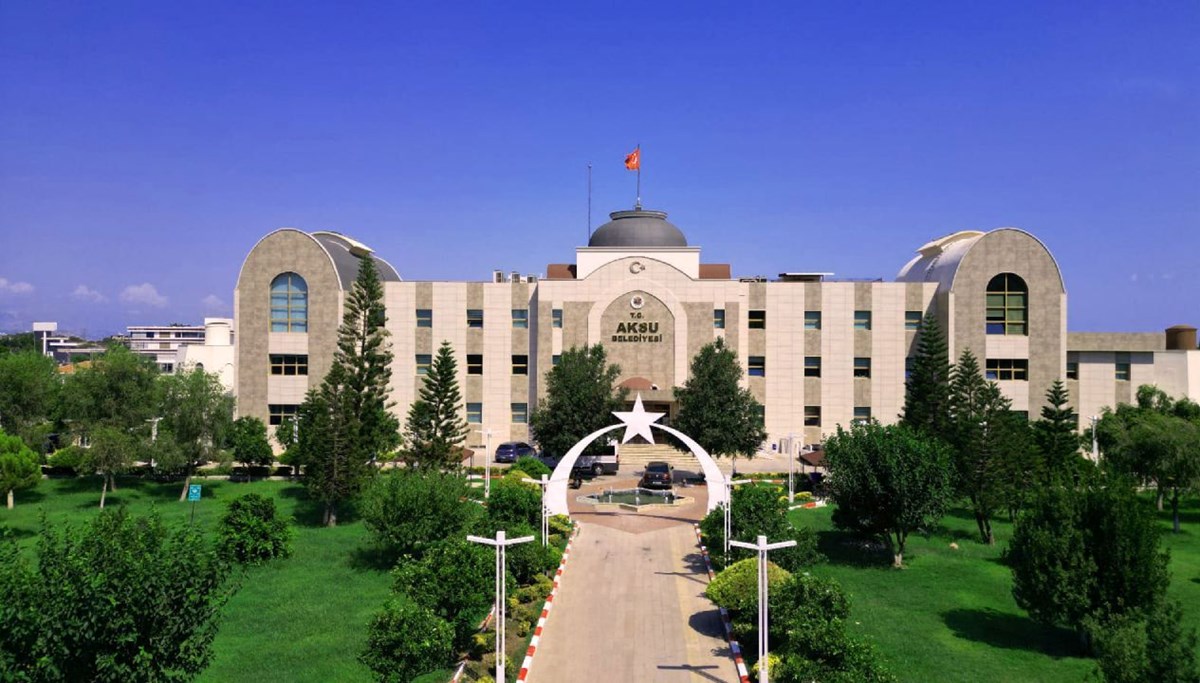 Aksu Belediyesi'nde 3 başkan yardımcısı istifa etti