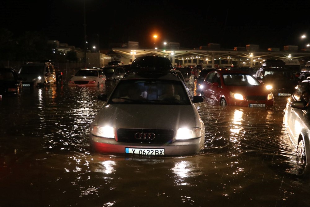 Kapıkule Gümrük Sahası'nı su bastı, sınırda geçişler durdu - 5