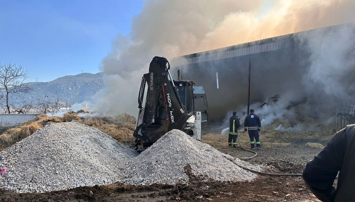 Burdur'da elektrik kaçağı: 15 ton saman balyası yanarak kül oldu Burdur'da elektrik kaçağı: 15 ton saman balyası yanarak kül oldu