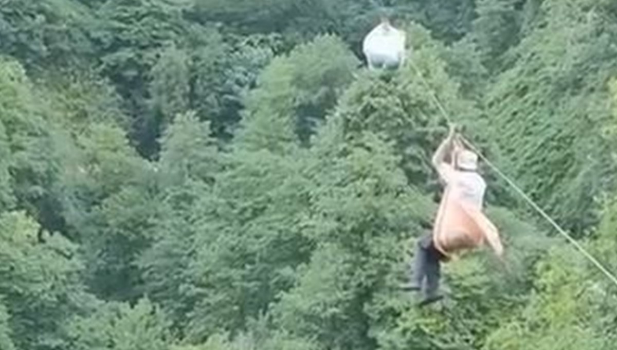 Teleferik arızalandı, asılı kalan çaylar için canlarını riske attılar