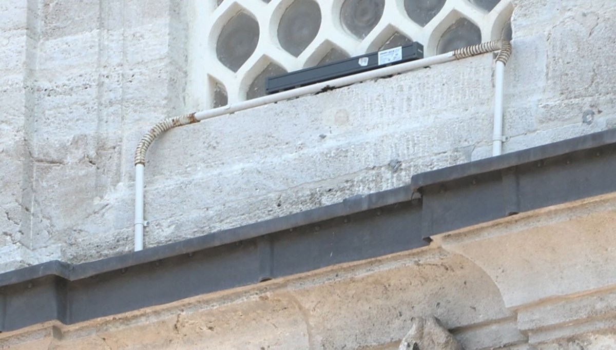 Tarihi camide aydınlatma sistemi tartışması Tarihi camide aydınlatma sistemi tartışması