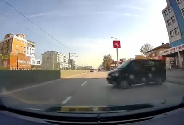 Kaza anları araç kamerasına yansıdı.