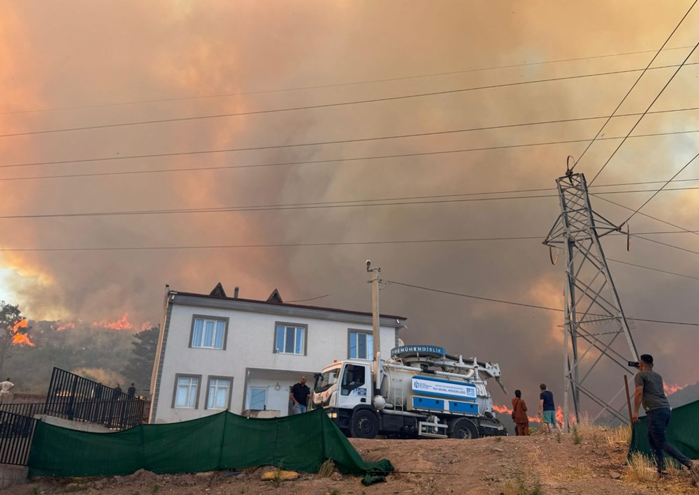 İzmir Çeşme'de orman yangını: Üç mahalle tahliye edildi, karayolu kapatıldı - 17