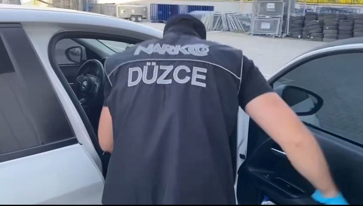 Düzce'de 2 milyon TL'lik uyuşturucu ele geçirildi Düzce'de 2 milyon TL'lik uyuşturucu ele geçirildi