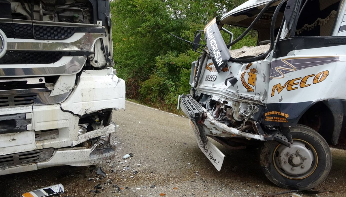 Kastamonu'da iki kamyon kafa kafaya çarpıştı: 2 yaralı