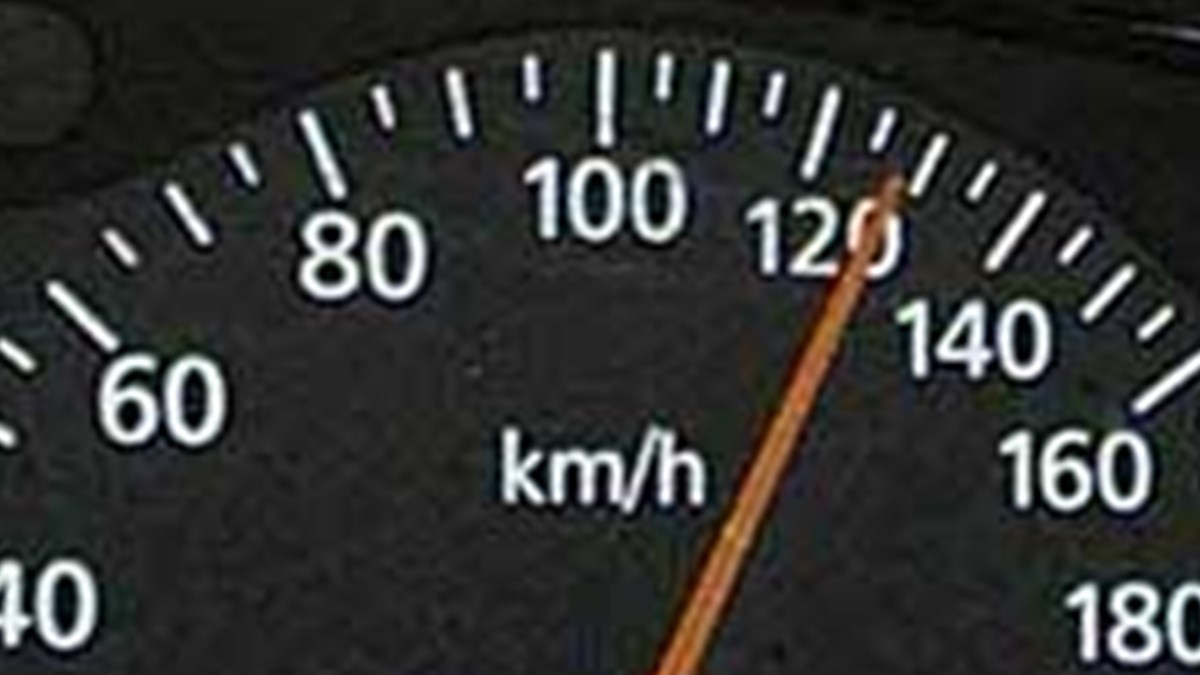 Araç Sınıfları Hız Limitleri  . .yAsada Ifade Edilen Bölünmüş Yollarda Araç Cinslerine Göre Şehir Içi Hız Limitini (50 Km) Saatte 32 Kilometreye Kadar Artırabilme Yetkisi Verilerek, Hız Üst Limiti Saatte 82 Kilometre Olarak Belirlenmiştir.