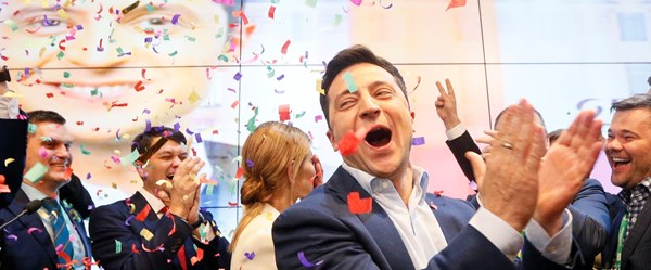 SON DAKİKA: Ukrayna'da komedyen Zelenskiy yüzde 73 oyla birinci oldu
