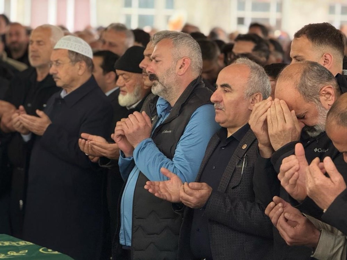 Çocukların yakınları gözyaşlarını tutamadı Çocukların yakınları gözyaşlarını tutamadı