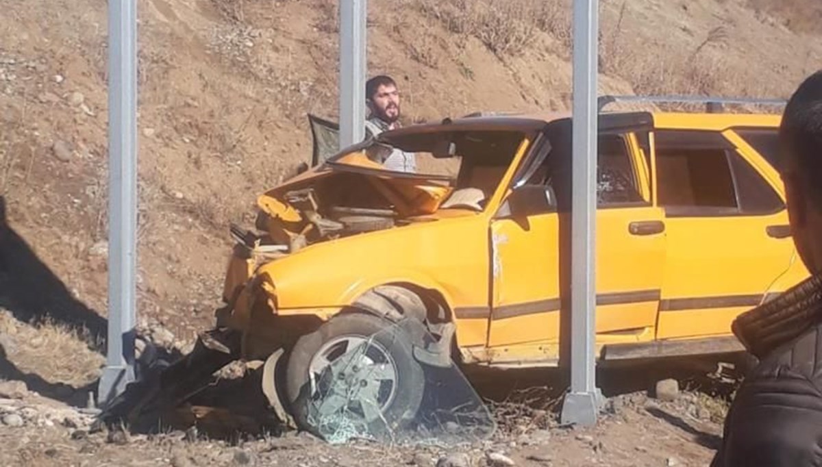 Bingöl'de feci kaza: Otomobil levhaya ok gibi saplandı