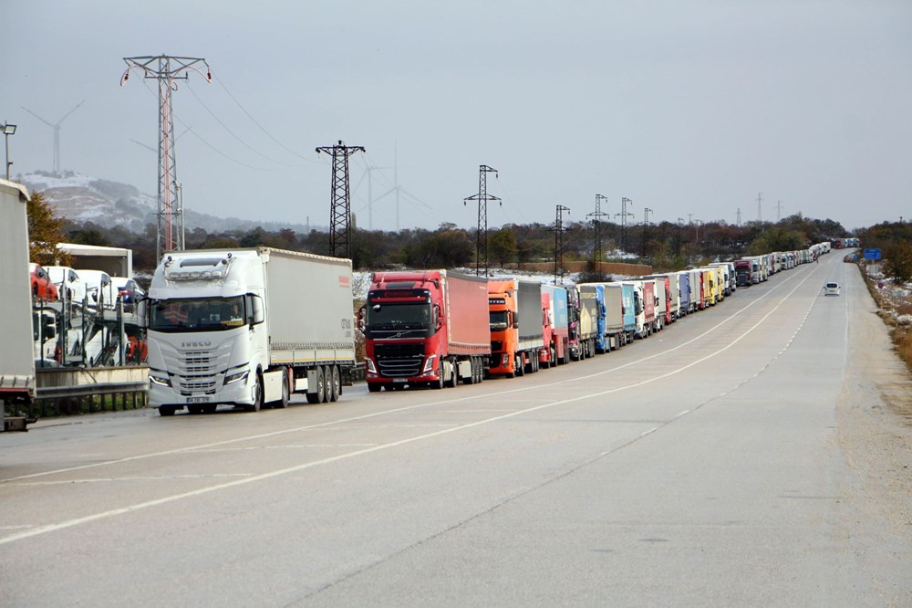Balkanlar’da yoğun kar yolları kapattı, Edirne’de 20 kilometre kuyruk oluştu - 8