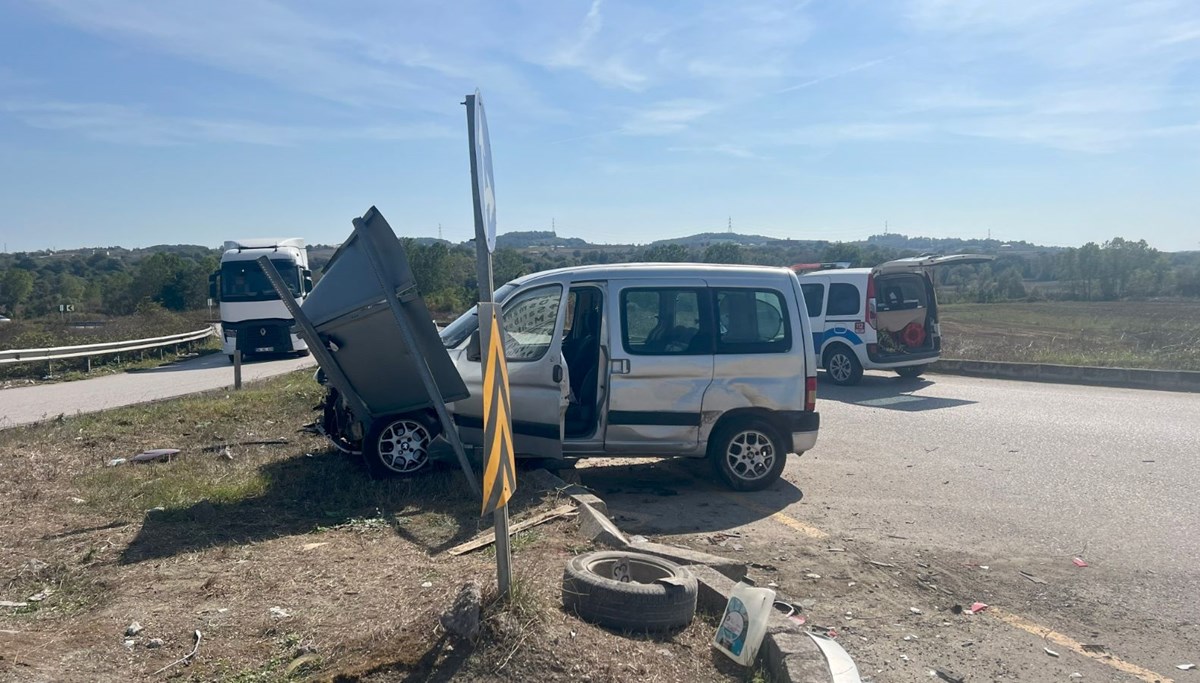 Hafif ticari araç ile panelvan çarpıştı Hafif ticari araç ile panelvan çarpıştı