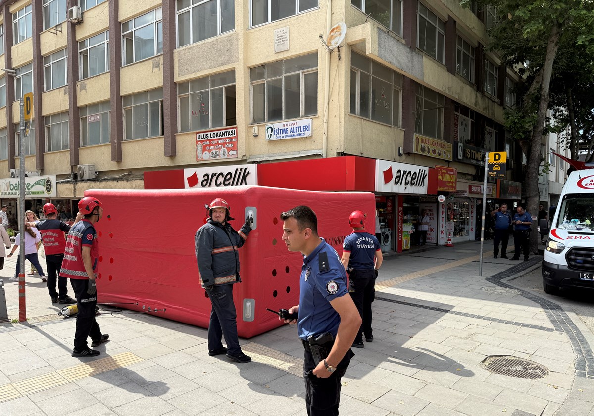 İtfaiye ekipleri önlem olarak hava yastığı açtı. İtfaiye ekipleri önlem olarak hava yastığı açtı.