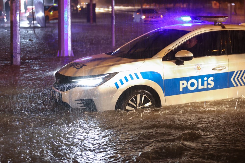 Antalya'da sel ve su baskını: 5 ilçede eğitime ara verildi - 11