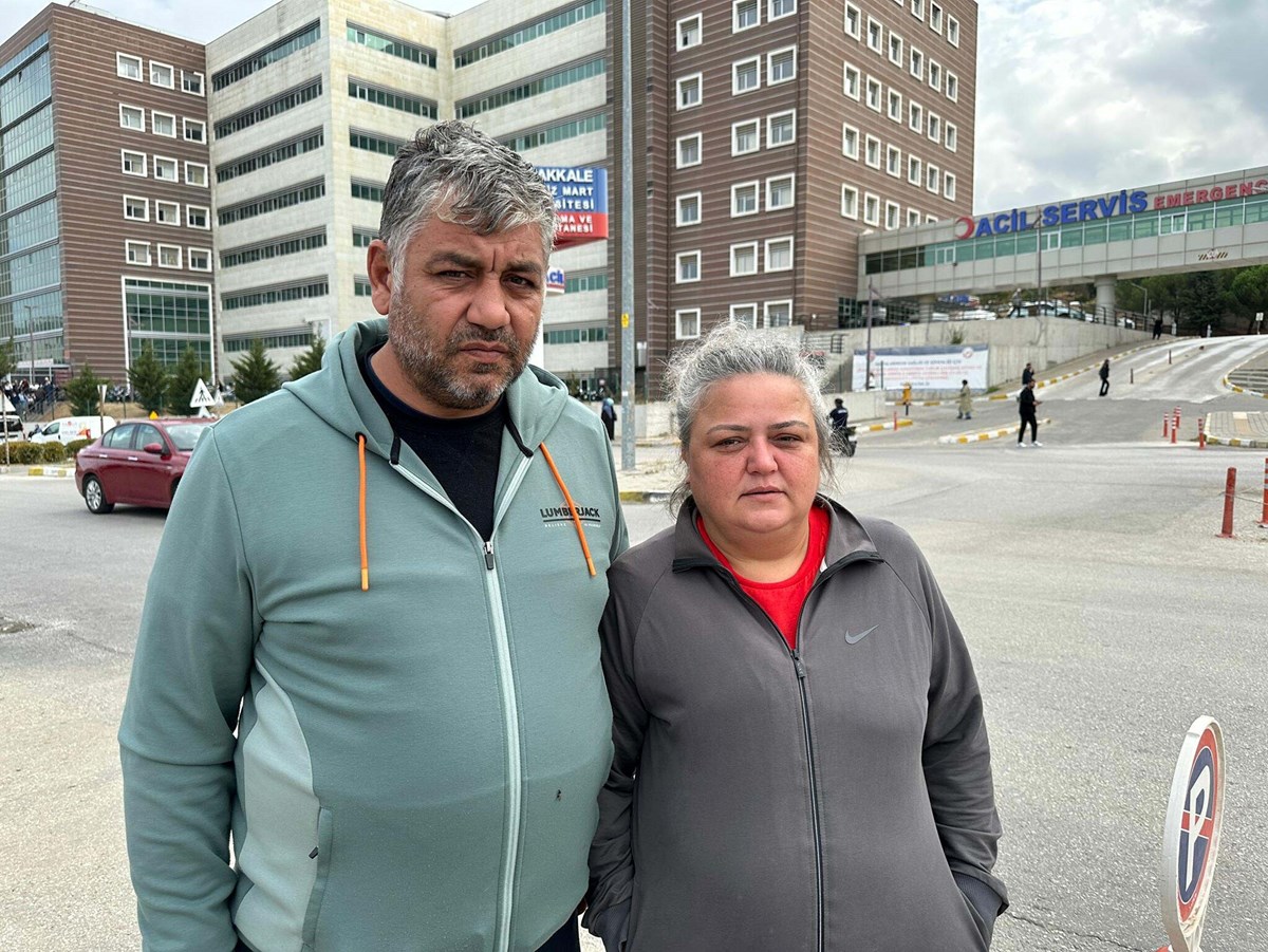 Ailenin hastane önündeki çaresiz bekleyişi sürüyor.