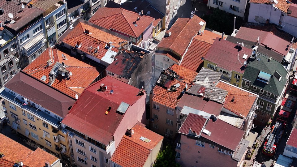 Beşiktaş'ta iki katlı binada yangın: İBB başkan adayı son anda kurtuldu - 1