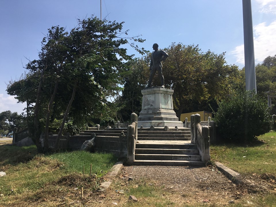 İlk Atatürk heykelini çeviren metal paravanlar kaldırıldı - 1