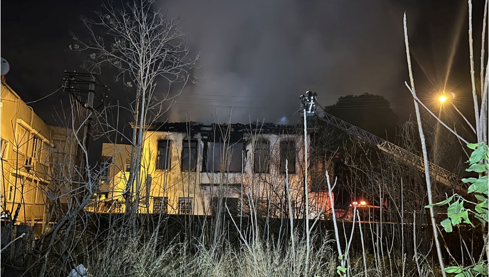 Antalya'da tarihi binada korkutan yangın: Mahalleli sokağa döküldü