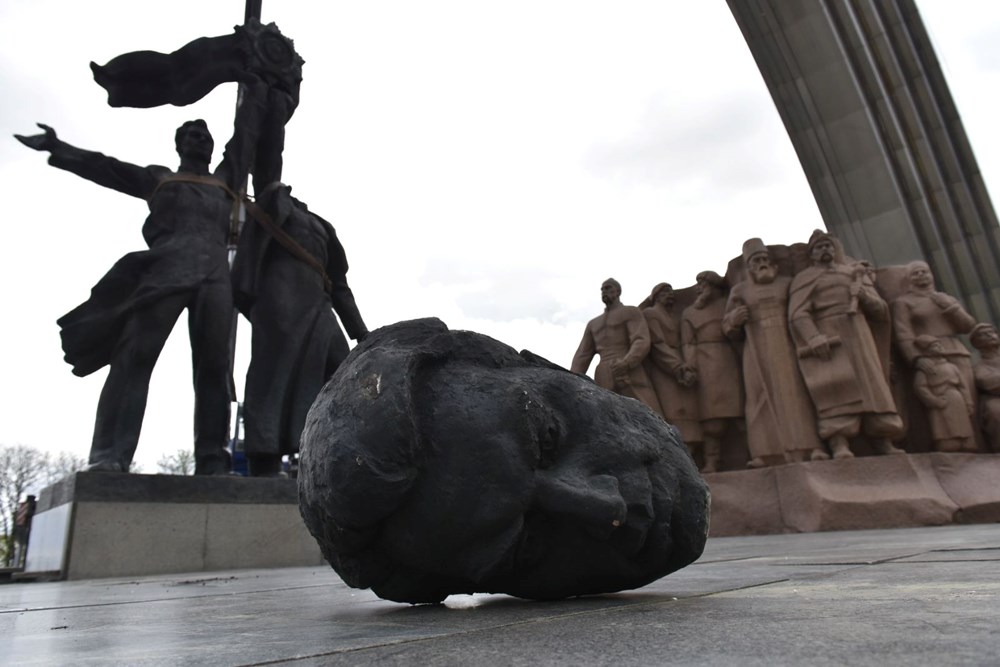 Kiev’de bulunan Rusya-Ukrayna Dostluk Anıtı yıkıldı - 7