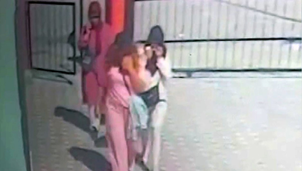 Kapısını kırıp girdikleri evden 200 bin liralık altın çaldılar