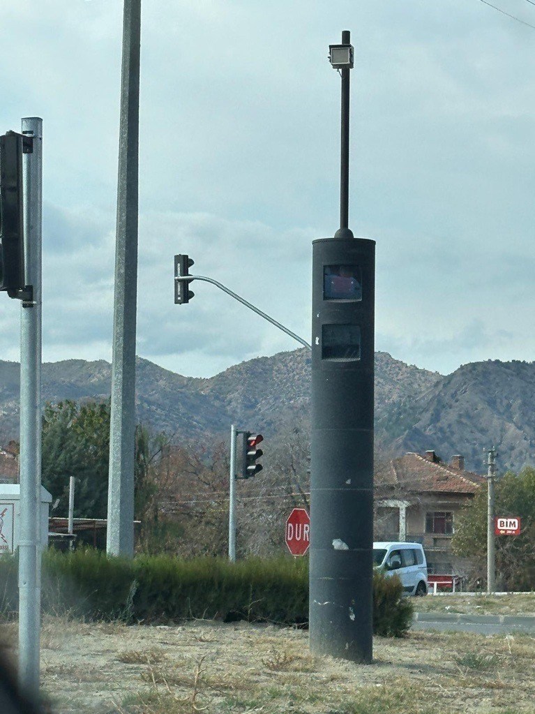 Karayollarında bir bölümü çalışmayan kamera sistemleri de bulunuyor. Elektronik denetim olan bölgelerde bile kamera sistemleri vardı.