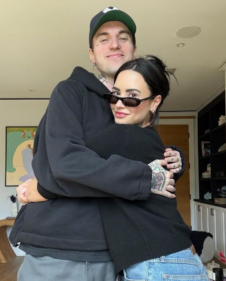 Ünlü şarkıcı Demi Lovato evlendi - 1