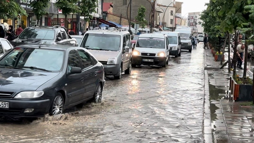 Hakkari'de sağanak yağış: Yollar göle döndü